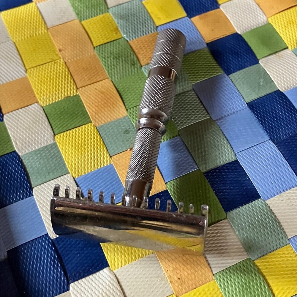 Vintage Steel Razor - Picture 2 of 4